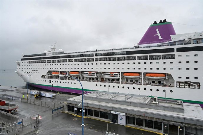 El crucero 'Ambition', aislado por un brote de gastroenteritis que afectó a decenas de pasajeros y tripulación, atraca en el puerto de A Coruña, a 16 de mayo de 2026.