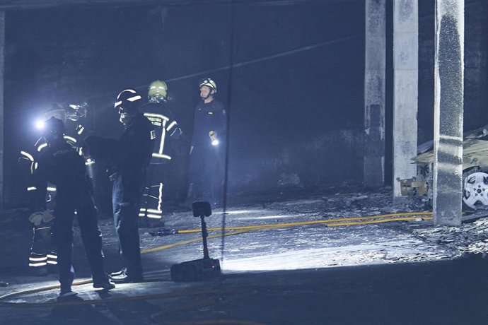 Archivo - Bomberos inspeccionan un garaje comunicatorio incendiado en la calle José María Cossío, a 11 de abril de 2024, en Los Acebos, Santander, Cantabria (España).  