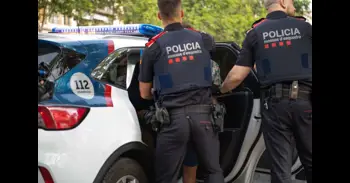 Detienen a 3 policías canadienses por una agresión sexual a una prostituta en un taxi en Barcelona