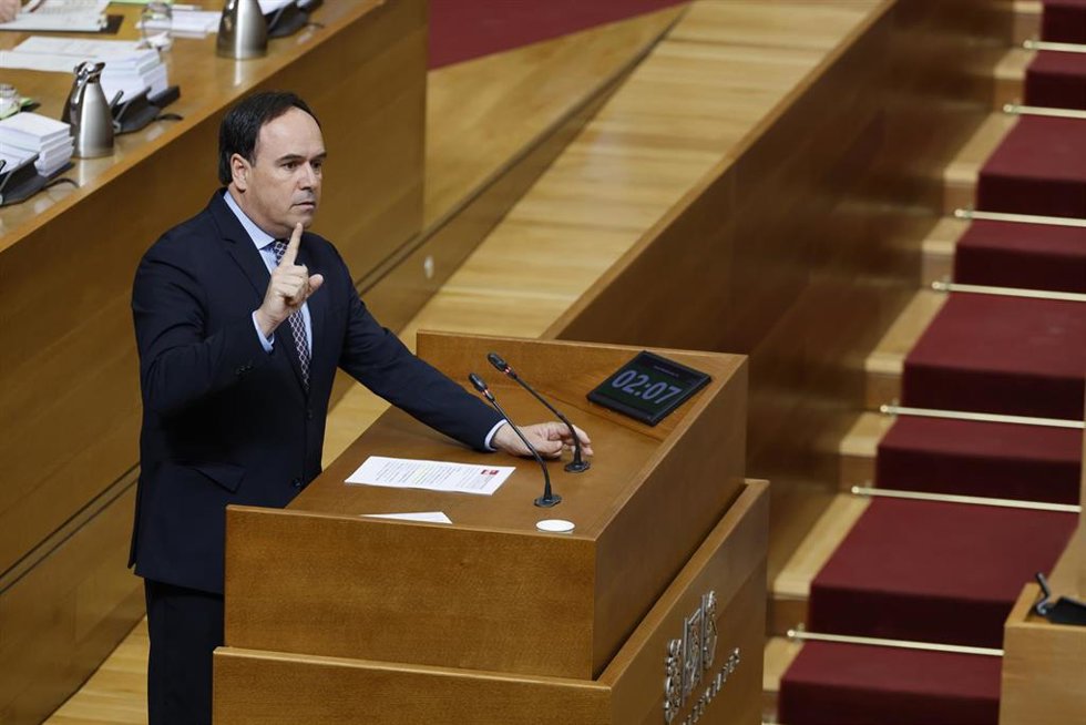El president de la Generalitat Juanfran Pérez Llorca, durante una sesión de control en Les Corts.
