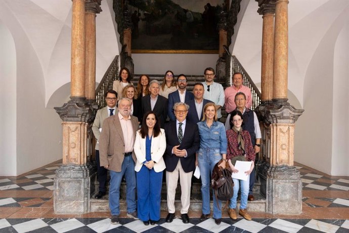 El presidente de la Diputación, Salvador Fuentes (centro), acompañado por la delegada de Derechos Sociales en la institución provincial, Irene Aguilera, junto a los representantes de las entidades beneficiarias.