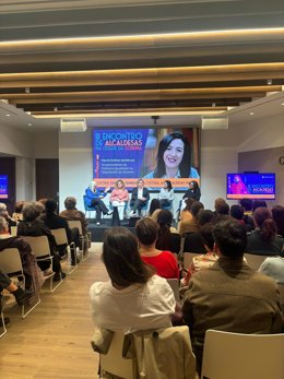 La vicepresidenta primera de la Diputación Provincial de Cáceres, Esther Gutiérrez, participa en una mesa redonda en el marco del III Encuentro de Alcaldesas celebrado en A Coruña.