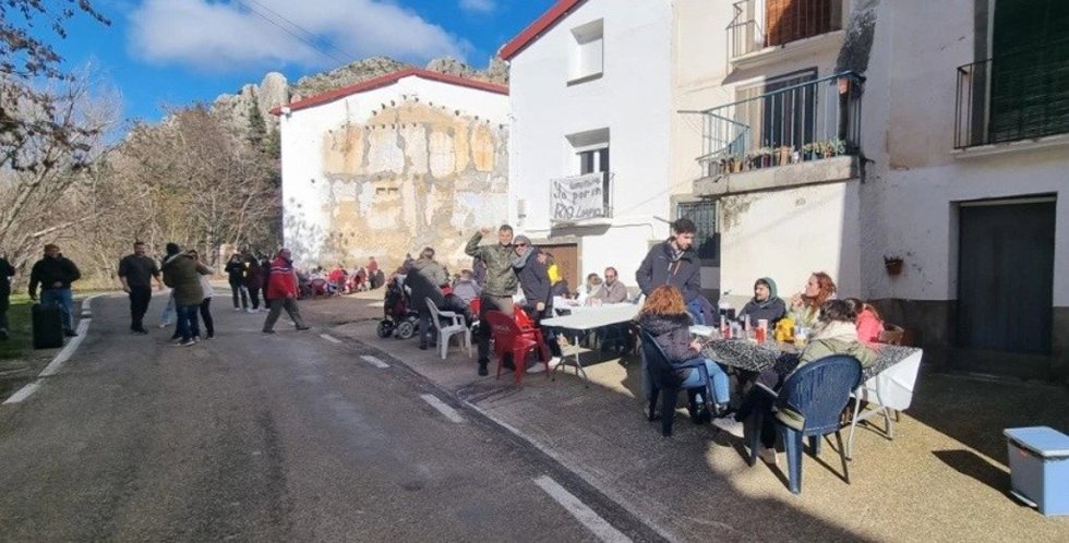 Vecinos de Embid de Ariza en uno de los tramos de escasa visibilidad de la A-2501 a su paso por el centro de la localidad zaragozana. 