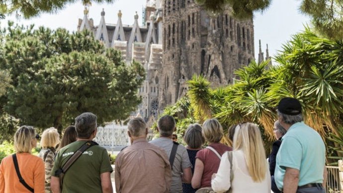 Barcelona programa 108 actuaciones de juego infantil en plazas turísticas para los vecinos.