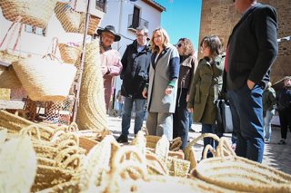 Pilar Alegría frente a un puesto de la feria medieval 'Luces y sombras' de La Iglesuela del Cid.