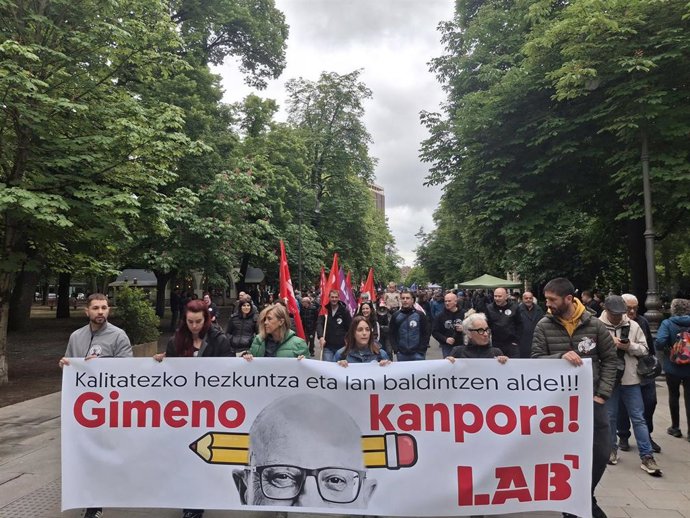 Manifestación del sindicato LAB para reclamar el cese del consejero de Educación, Carlos Gimeno.
