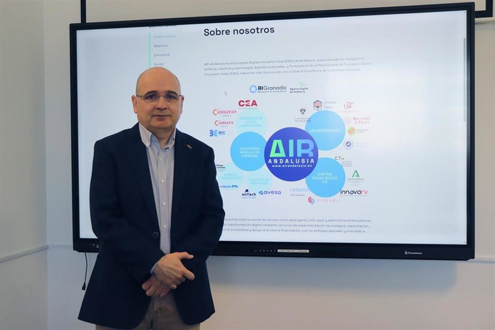 El profesor del Área de Ciencias de la Computación e Inteligencia Artificial, Antonio Peregrín.