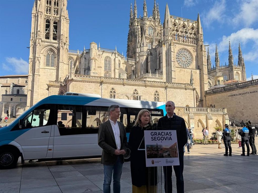 La alcaldesa de Burgos, Cristina Ayala, agradece a Segovia la cesión de un microbús que permitirá recuperar la línea del centro histórico