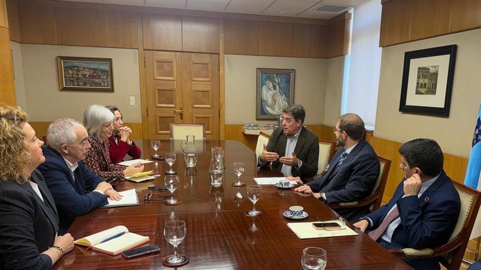 El secretario xeral del PSdeG, José Ramón Gómez Besteiro, en reunión con el secretario de Industria, Jordi García Brustenga