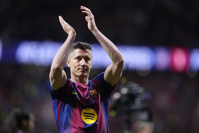 Archivo - Arquivo - Robert Lewandowski, do FC Barcelona, comemora a vitória durante a partida de futebol da LaLiga EA Sports, disputada entre o Atlético de Madrid e o FC Barcelona no Estádio Riyadh Air Metropolitano, em 4 de abril de 2026, em Madri, Espan