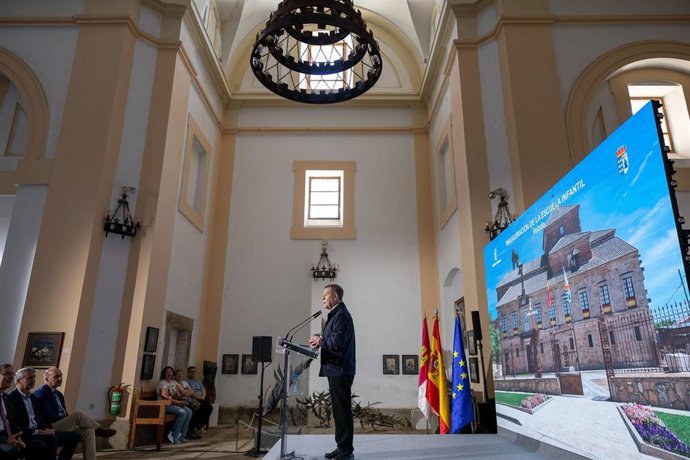 El presidente de Castilla-La Mancha, Emiliano García-Page, durante su intervención en el acto de inauguración de la nueva Escuela Infantil de Velada.