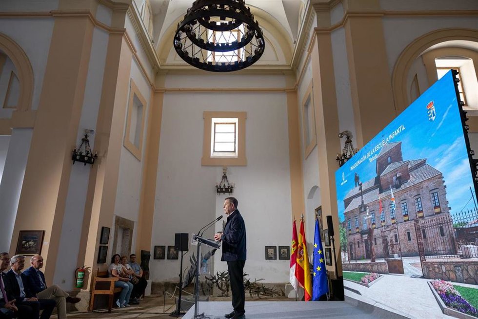 El presidente de Castilla-La Mancha, Emiliano García-Page, durante su intervención en el acto de inauguración de la nueva Escuela Infantil de Velada.