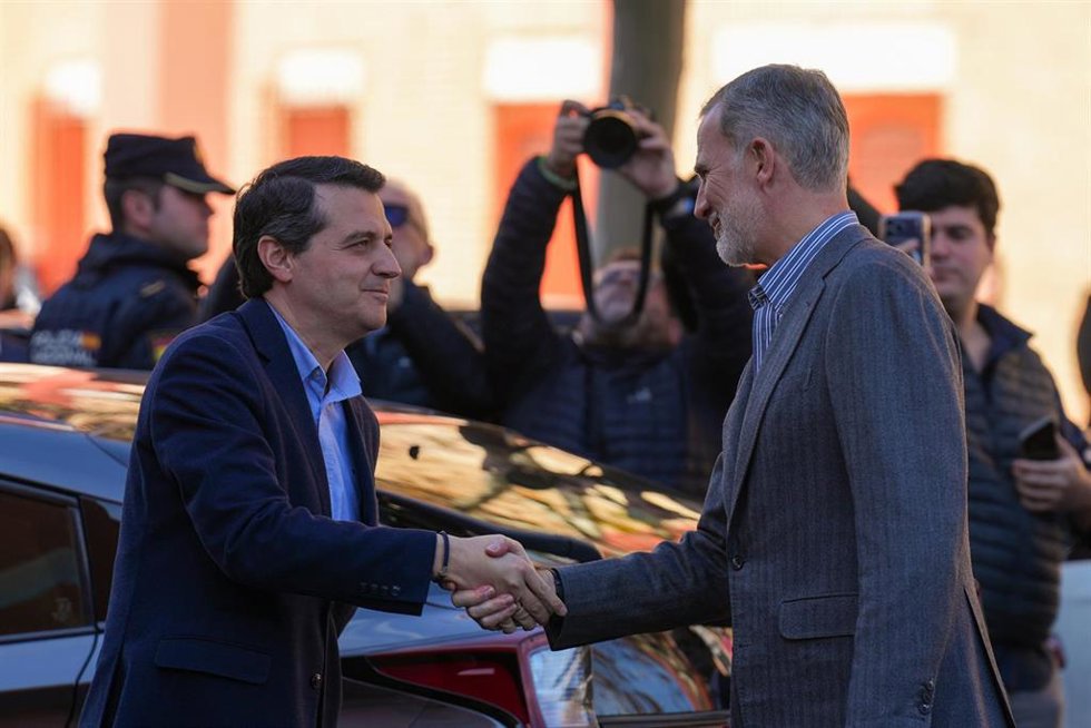 Archivo - Los Reyes Felipe VI y Letizia, saludan al alcalde de Córdoba, José María Bellido (i) a su llegada al Centro Cívico Poniente Sur. A 20 de enero de 2026 en Córdoba (Andalucía, España). 