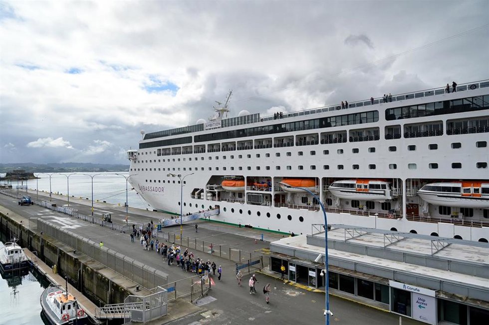 Pasajeros desembarcan del crucero 'Ambition', aislado por un brote de gastroenteritis, durante una escala en el puerto de A Coruña, a 16 de mayo de 2026, en A Coruña, Galicia (España). El crucero 'Ambition', aislado por un brote de gastroenteritis que afe