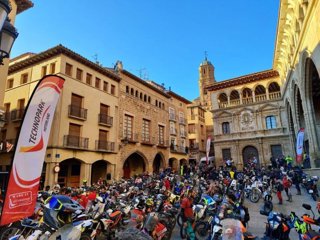 Reunión de pilotos en la plaza de España de Alcañiz.