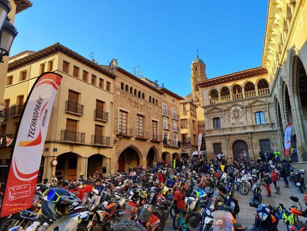 Reunión de pilotos en la plaza de España de Alcañiz.