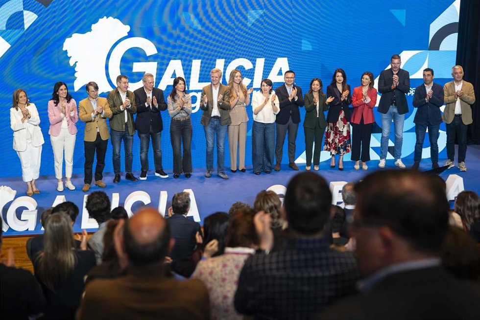 El presidente de la Xunta y líder del PPdeG, Alfonso Rueda, junto a su equipo de gobierno en el acto 'Galicia goberna' celebrado en Vigo.