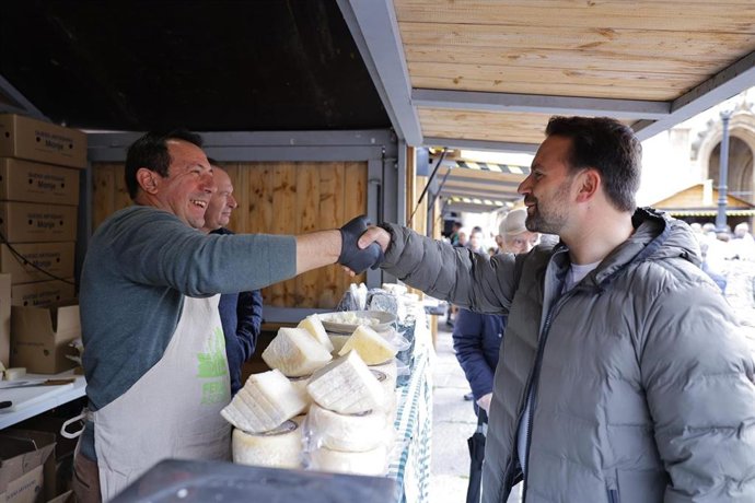El presidente del PP de Asturias, Álvaro Queipo, visita la Feria de la Ascensión.