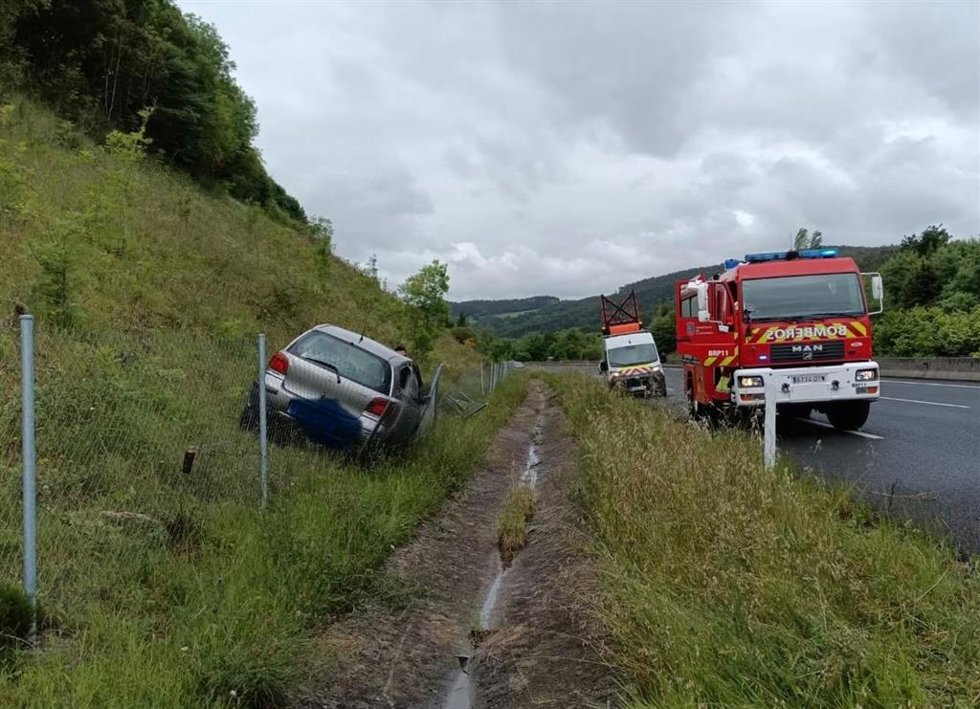 Un coche apartado en una ladera de la A-8 moviliza un dispositivo de emergencias
