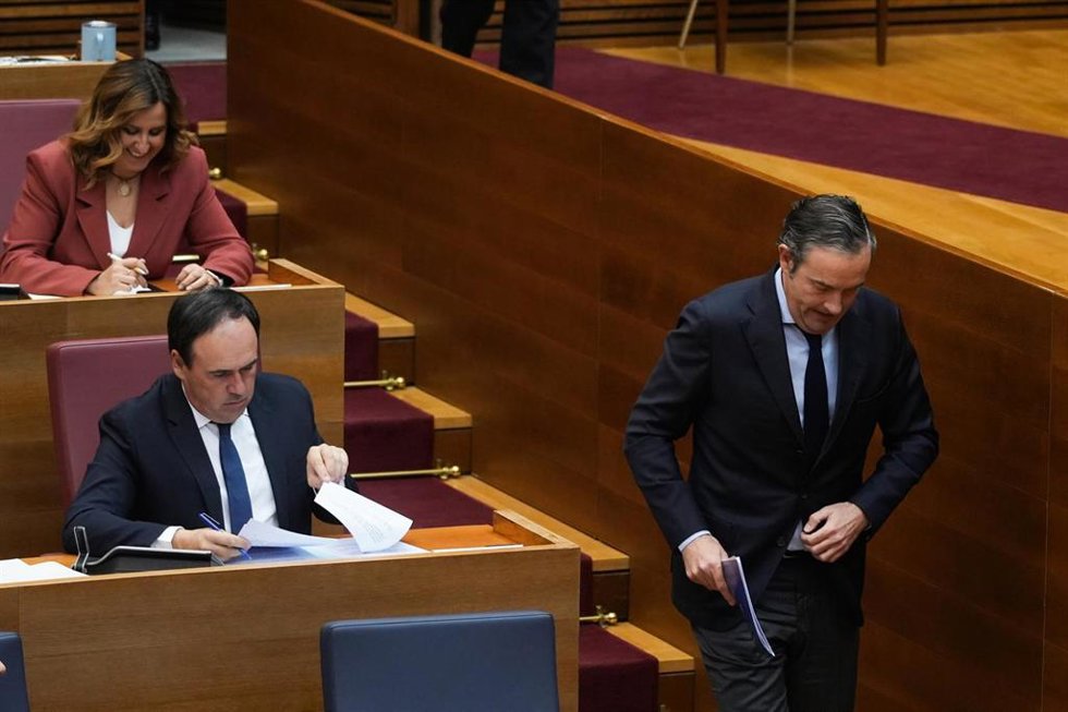 Archivo - El 'president' de la Generalitat, Juanfran Pérez Llorca, y el síndic del PP, Nando Pastor (d).