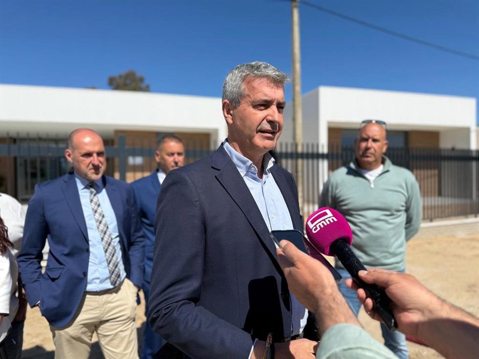 Álvaro Gutiérrez atiende a los medios durante su asistencia a la inauguración de la nueva Escuela Infantil de Velada.