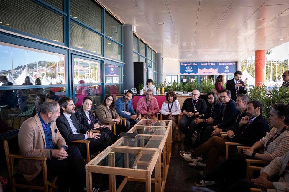 El ministro de Cultura se ha reunido esta mañana con profesionales del sector audiovisual español que participan en el mercado Cinematográfico ‘Marché du Film’.