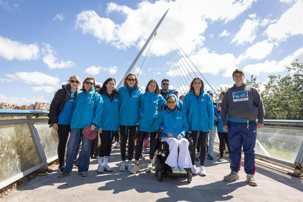 La consejera Tatiana Gaudes, la atleta Isabel Macías y la nadadora Teresa Perales junto a otros participantes en una nueva edición de la caminata de la Healthy Cities de Sanitas.