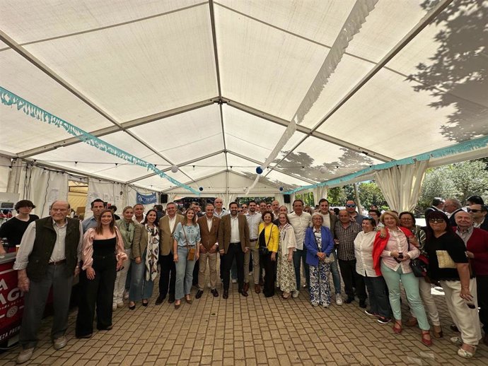 El presidente del Partido Popular de Castilla-La Mancha ha visitado la caseta de su formación en las Ferias de San Isidro de Talavera de la Reina.