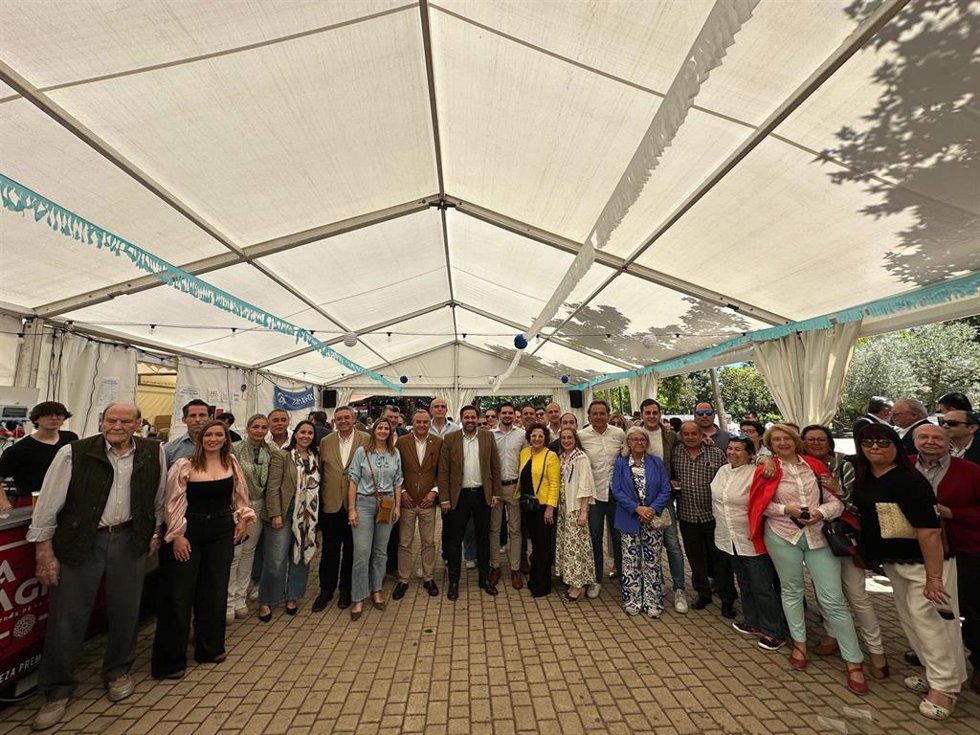 El presidente del Partido Popular de Castilla-La Mancha ha visitado la caseta de su formación en las Ferias de San Isidro de Talavera de la Reina.