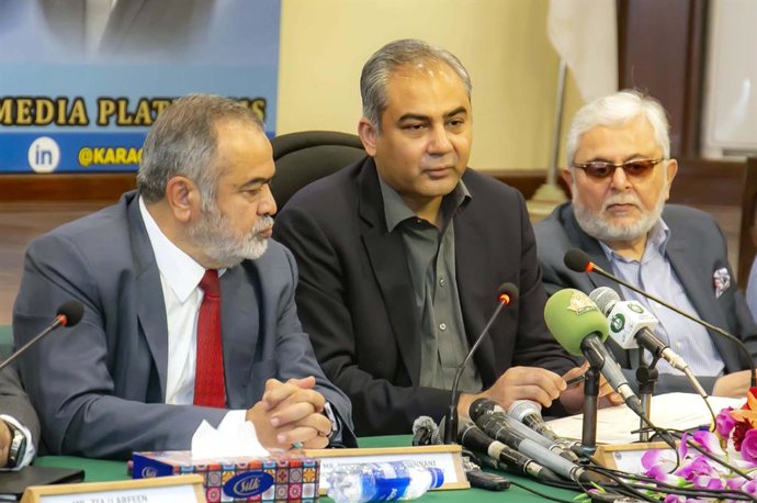 Archivo - Arquivo - 7 de julho de 2025, Paquistão: KARACHI, PAQUISTÃO, 7 DE JULHO: O Ministro Federal do Interior, Mohsin Naqvi, dirige-se à comunidade empresarial durante sua visita à Câmara de Comércio e Indústria de Karachi (KCCI) em Karachi, na segund