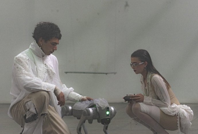 La 'performance' de Irene Molina y Paco Ladrón, quienes interactuarán con un robot cuadrúpedo Unitree Go2 en una pieza escénica llamada 'Can I pet that dawg?!', forma parte del Krvze.