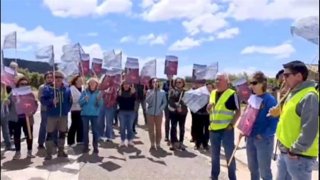 Alcaldes y vecinos concentrados para protestar por el estado de la carretera autonómica A-125 para la que exigen una remodelación urgente.