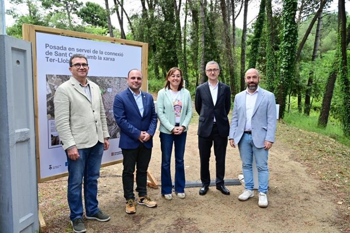 La consellera de Territori, Habitatge i Transició Ecològica, Sílvia Paneque, i l'alcalde de Sant Celoni (Barcelona), Eduard Vallhonesta, inauguren la connexió de la seva dipósito municipal a la xarxa Aigües Ter-Llobregat
