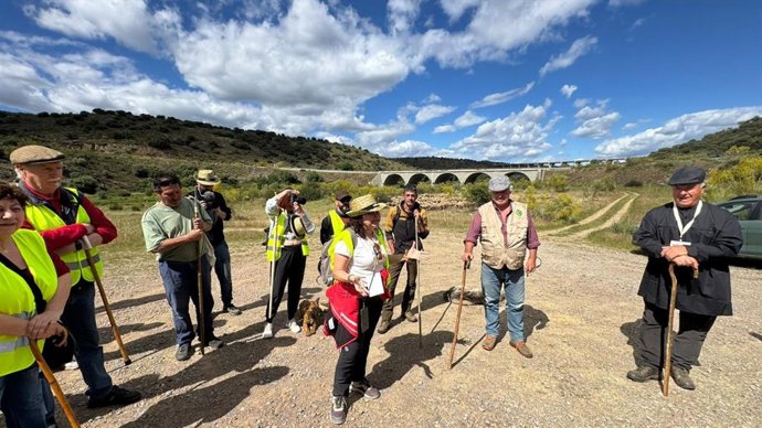 Participantes en la Ruta de la Trashumancia que se celebra del 15 al 16 de mayo en la Reserva de la Biosfera de Monfragüe.