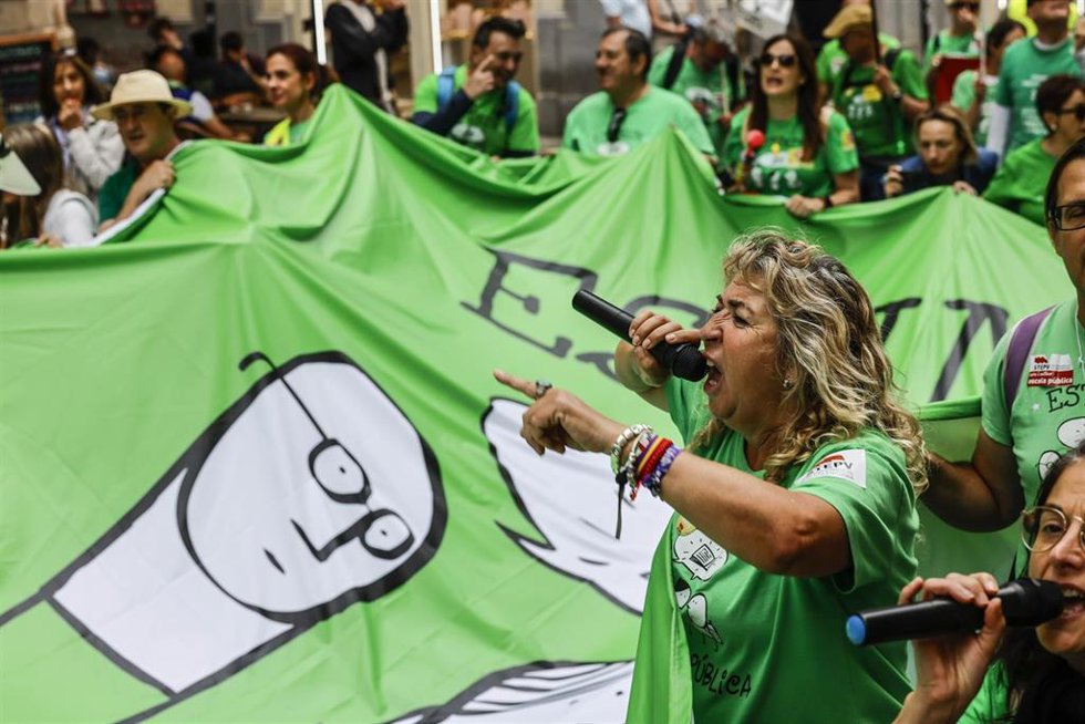 Miles de personas protestan durante una nueva manifestación por la huelga indefinida en la educación pública no universitaria en la Comunitat Valenciana, a 15 de mayo de 2026, en Valencia. 