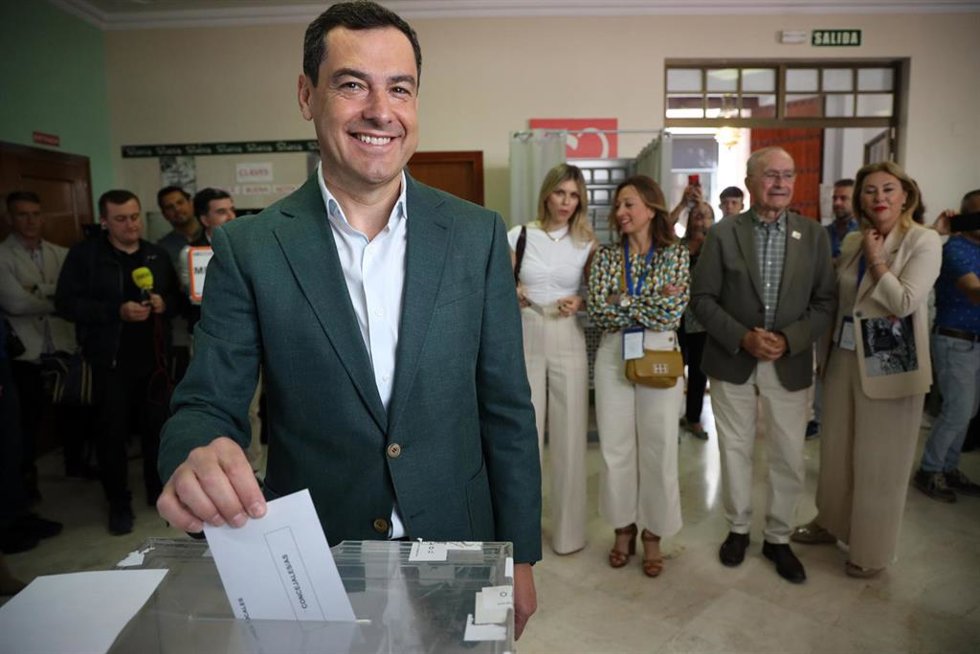 Archivo - El presidente del PP andaluz y de la Junta, Juanma Moreno, votando en las elecciones autonómicas de 2022 en Málaga.
