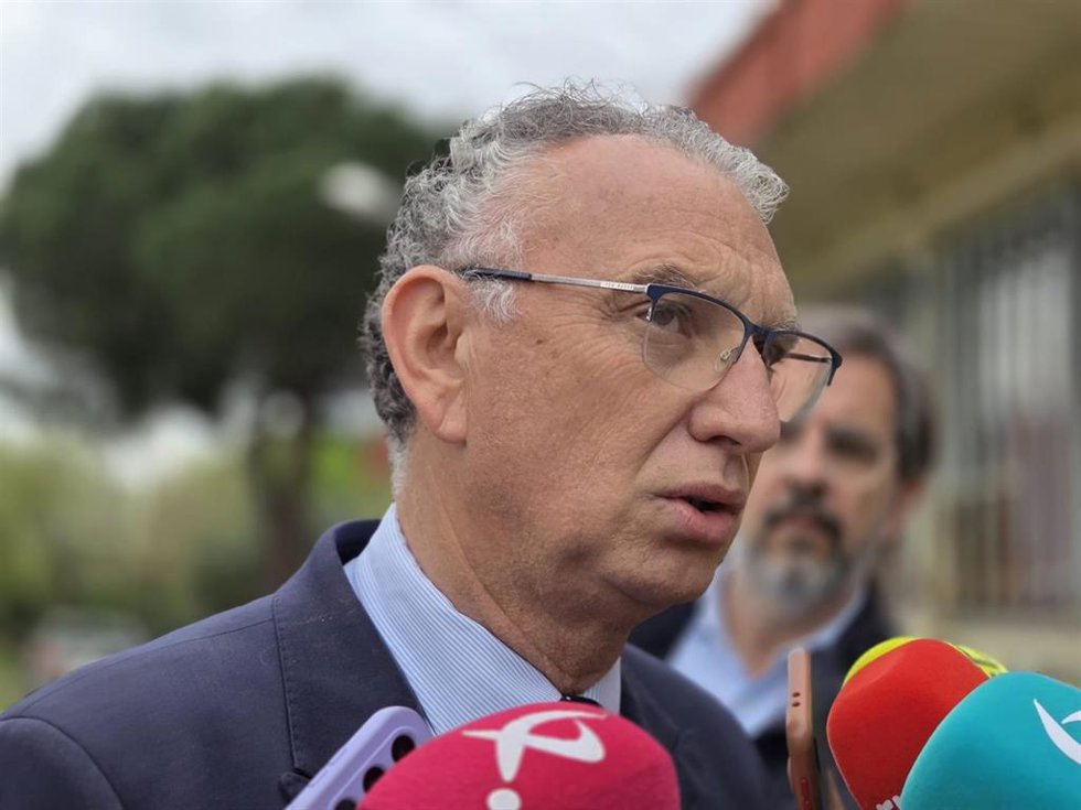 Archivo - El delegado del Gobierno en Extremadura, José Luis Quintana, atiende a los medios