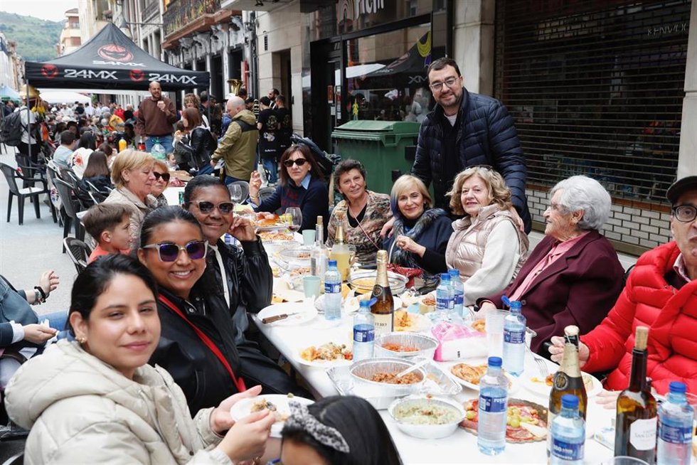 El presidente Adrián Barbón durante la celebración de la Comida en la Calle de Laviana.