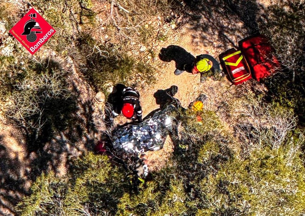 Rescatan con helicóptero a mujer con posible fractura de tobillo tras caerse en Hondón de las Nieves.