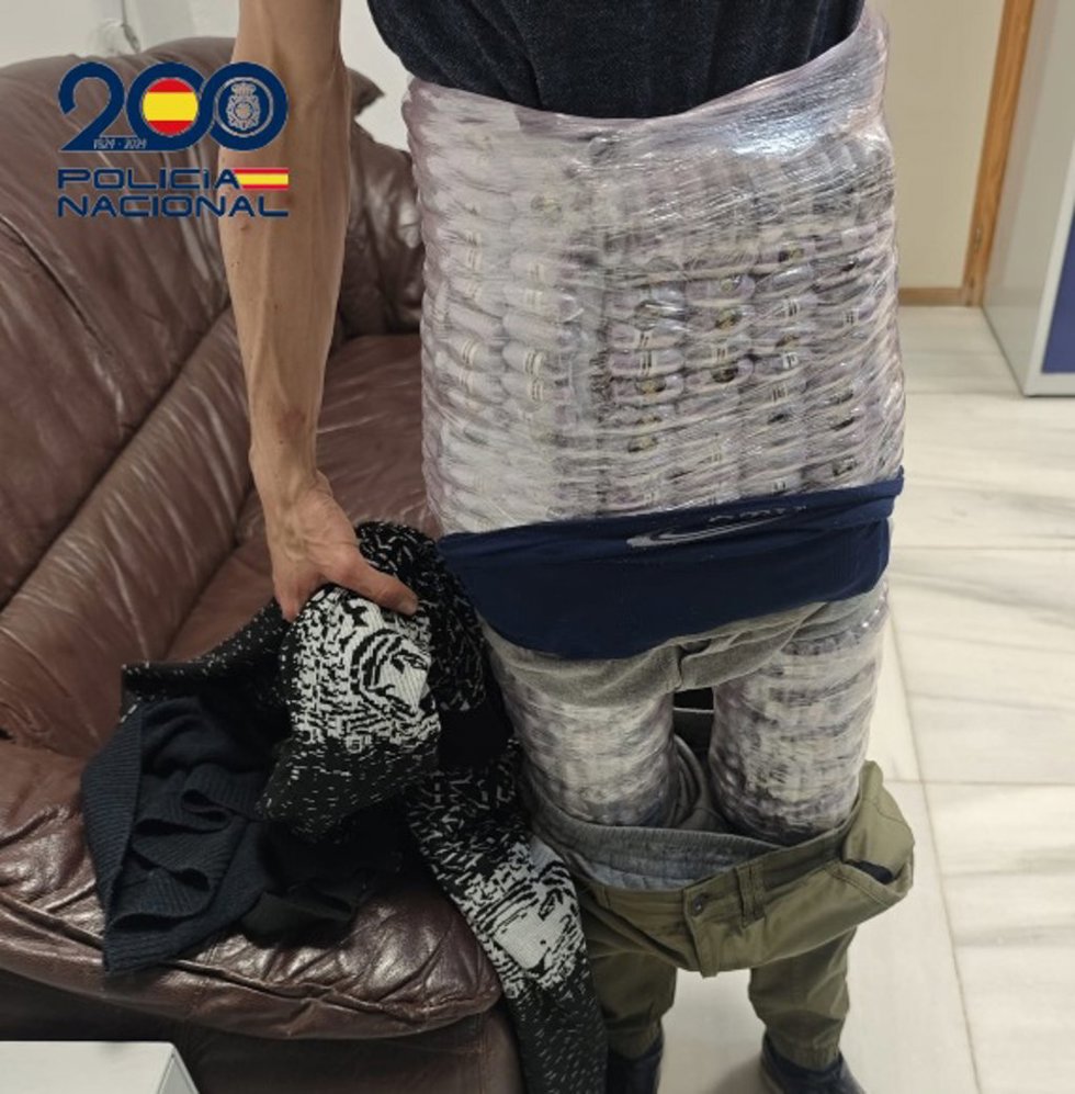El hombre detenido en el aeropuerto de Melilla con más de 7,5 kilos de hachís bajo la ropa.