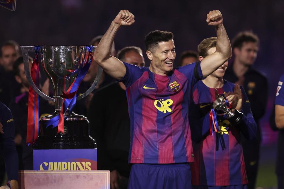Robert Lewandowski celebra el título de la Liga del FC Barcelona