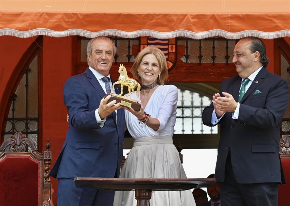 La alcaldesa entrega el Caballo de Oro 2025.