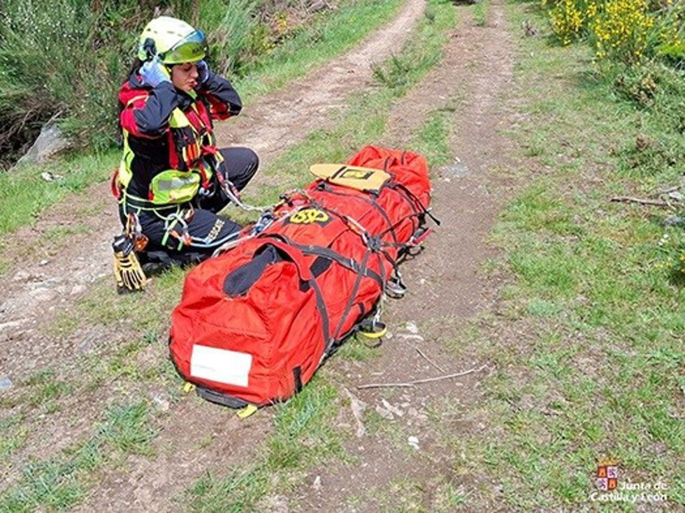 Rescatan a un motorista herido tras sufrir un accidente en un camino en Barjas (León)