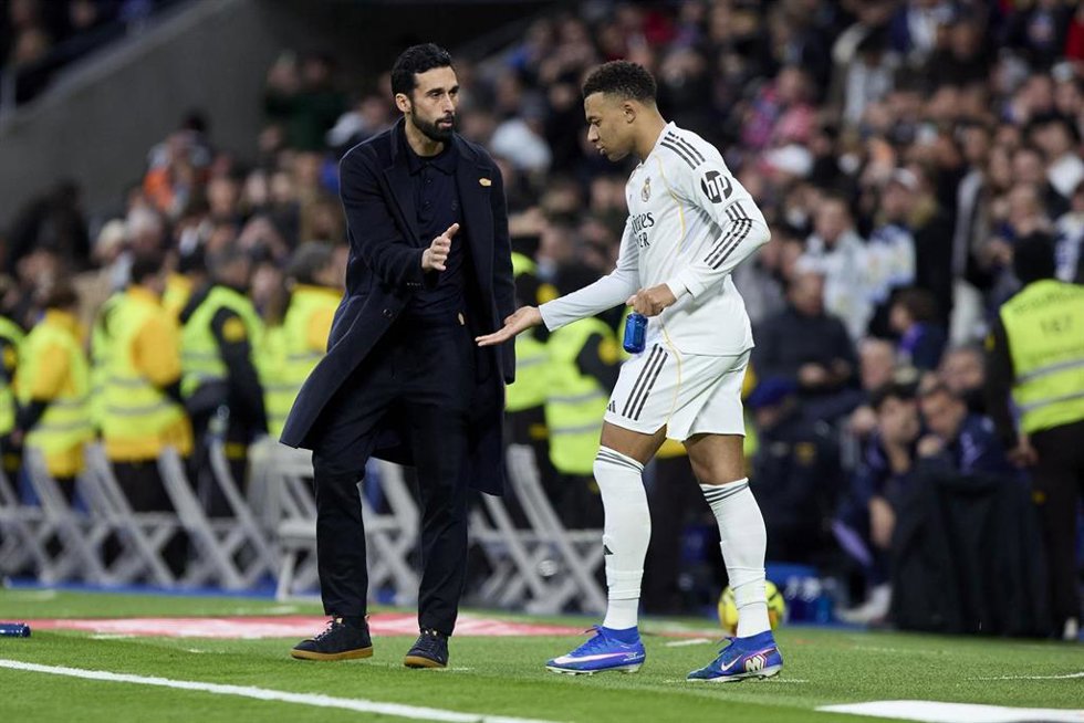 Archivo - Álvaro Arbeloa y Kylian Mbappé, durante un partido del Real Madrid.