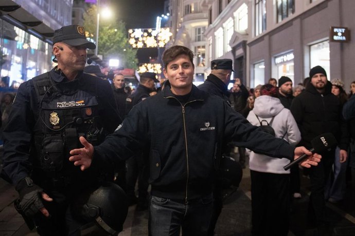 Archivo - El periodista Vito Quiles (c) durante una concentración por el día de la Eliminación de la violencia contra las Mujeres, a 25 de noviembre de 2025, en Madrid (España). 