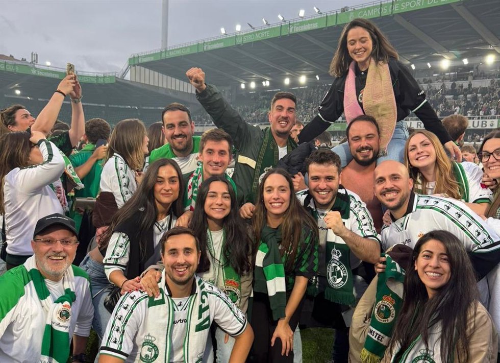 La ilusión que perseguía al racinguismo invade el césped de los Campos de Sport tras el regreso a Primera