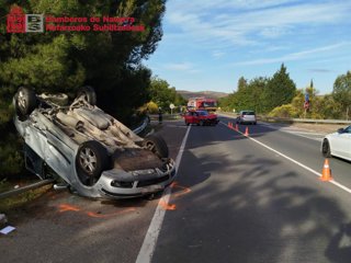 Uno de los vehículos accidentados ha quedado volcado sobre el techo.
