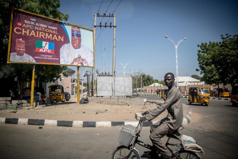 Archivo - Cartel electoral en Borno, Nigeria (archivo)