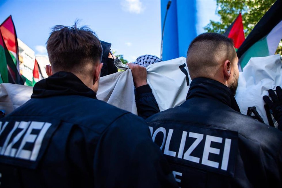Archivo - Un momento de tensión entre la policía de Berlín y los manifestantes durante la manifestación por la 78º Nakba en Berlín.