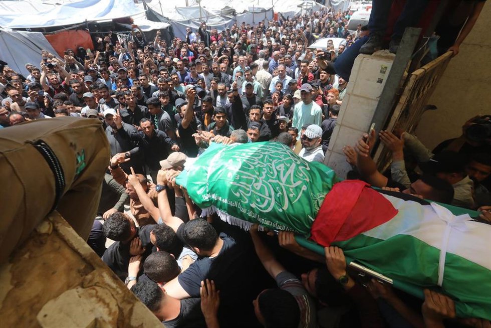 Varias personas transportan el cadáver del comandante del ala militar de Hamás, Izz al-Din al-Haddad